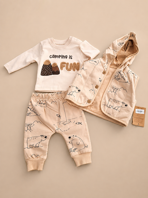 3-delige Baby Kledingset Camping Fun Beige – Shirt, Broek & Bodywarmer