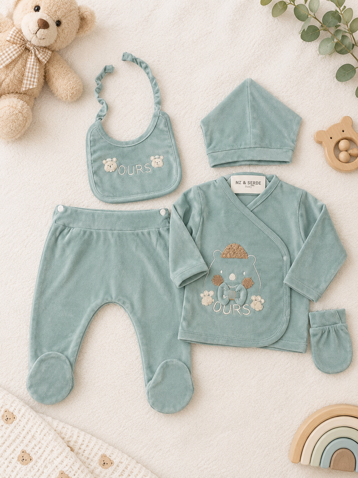 5-Delige Sagegroene Babyset – Beer & Knuffelzacht