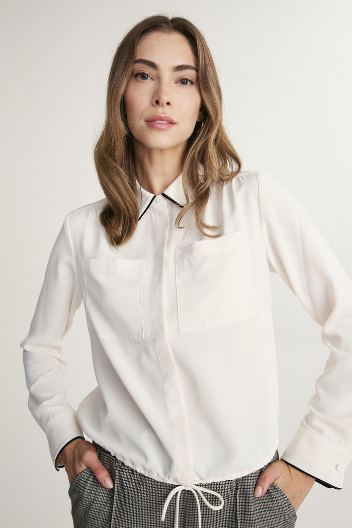 Fluid blouse with color accent