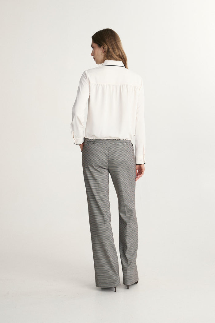 Fluid blouse with color accent