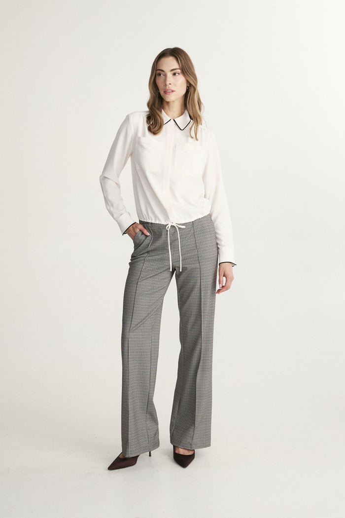 Fluid blouse with color accent