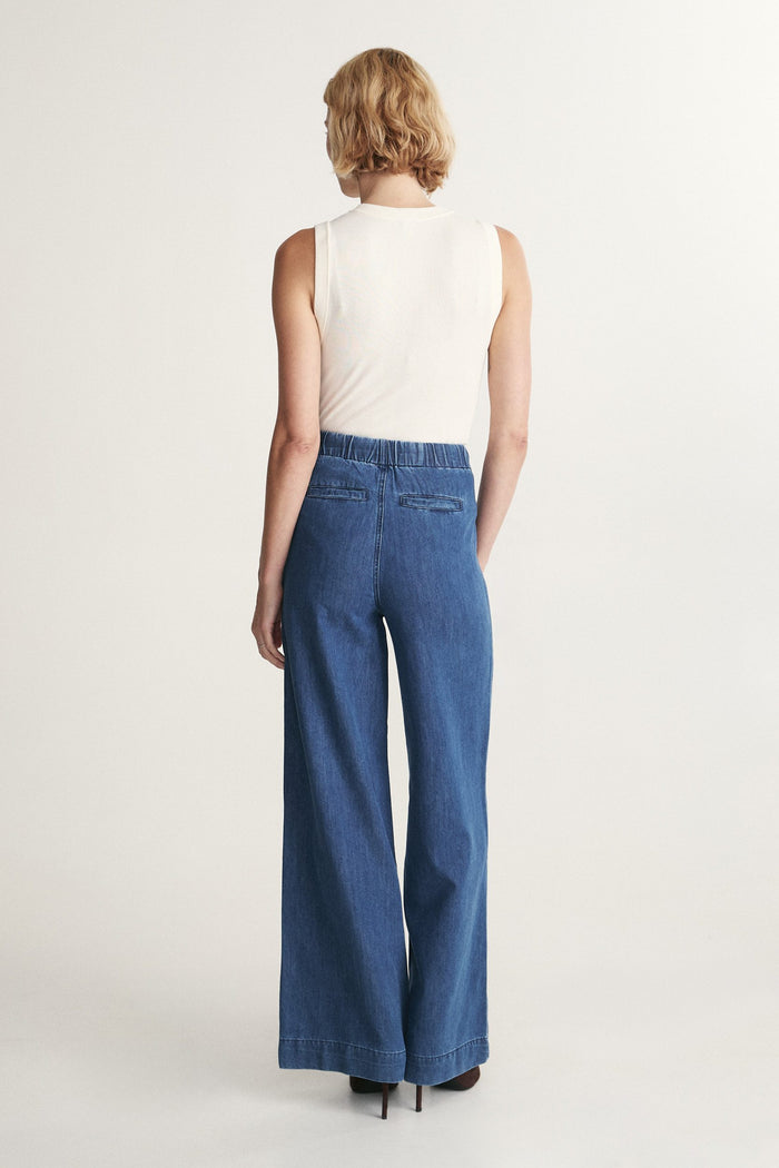 Fluid jeans with elastic waistband