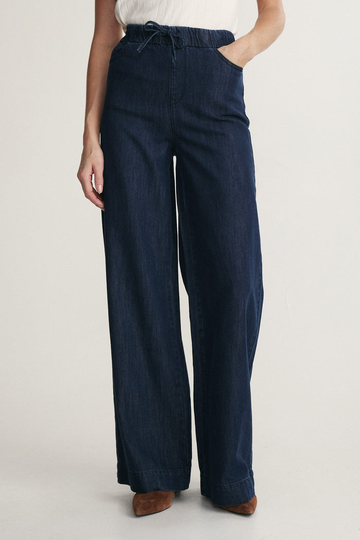 Fluid jeans with elastic waistband