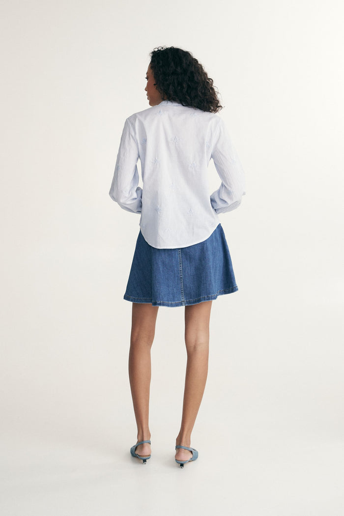 Puffy sleeve shirt with embrodery