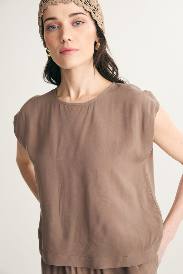 Sleeveless crewneck top