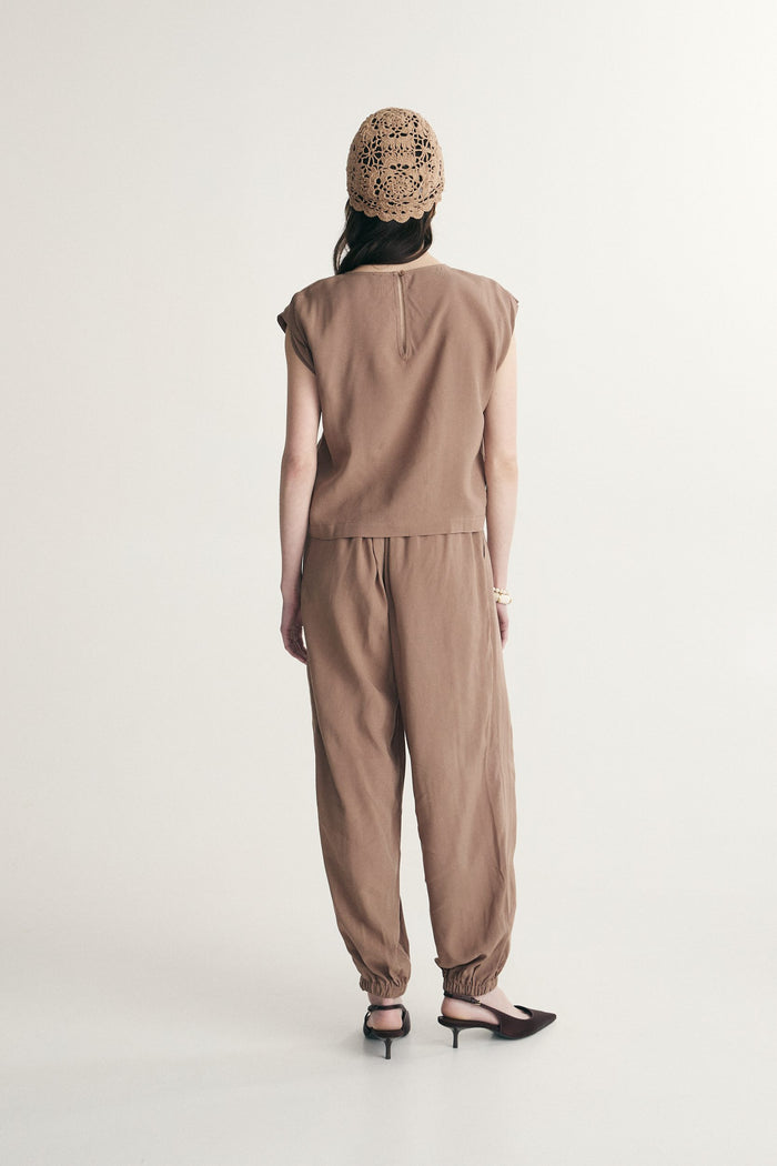 Sleeveless crewneck top
