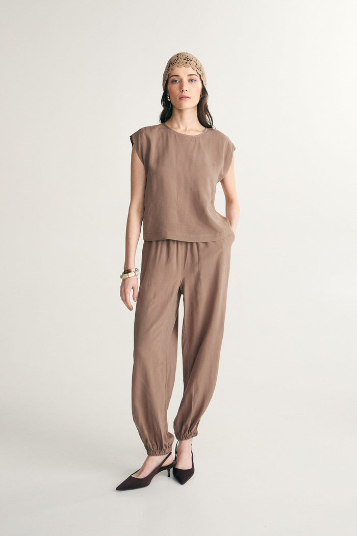 Sleeveless crewneck top