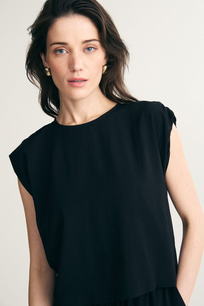 Sleeveless crewneck top