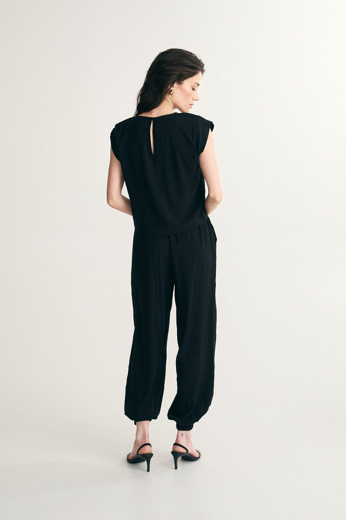 Sleeveless crewneck top