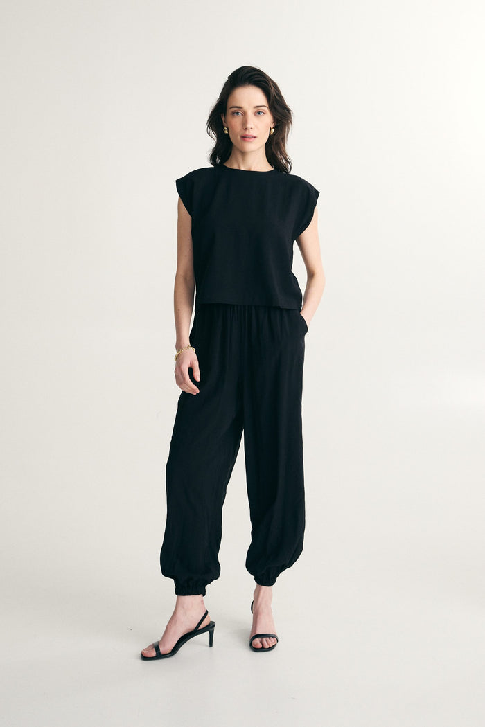 Sleeveless crewneck top