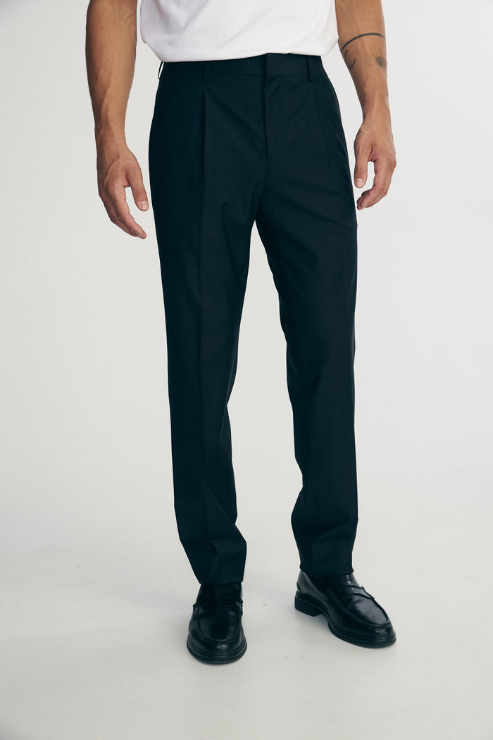 Solid color pleated pants