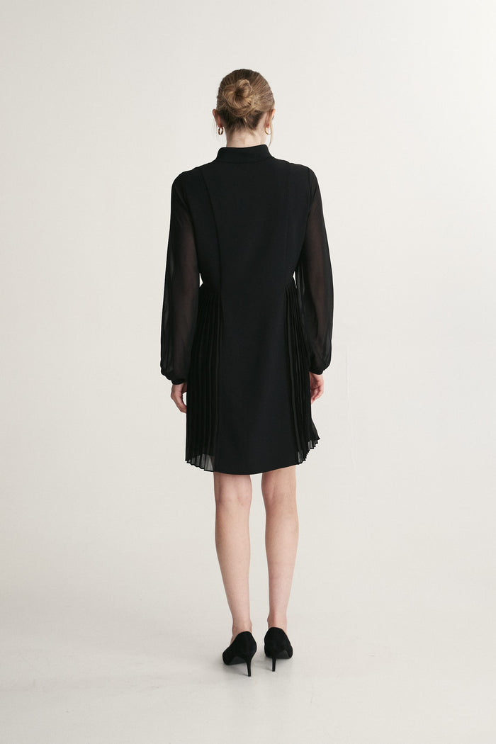 Straight dress with pleats