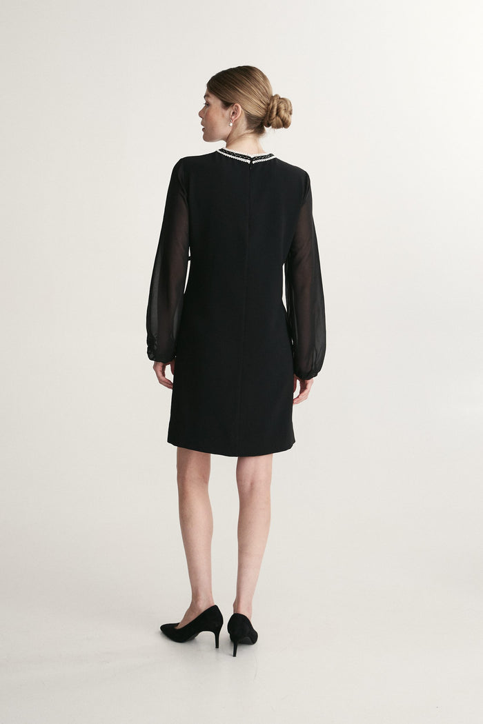 Straight dress with voile sleeves