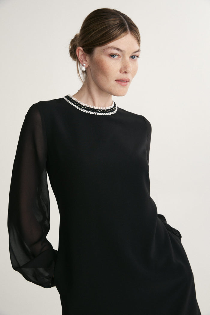 Straight dress with voile sleeves