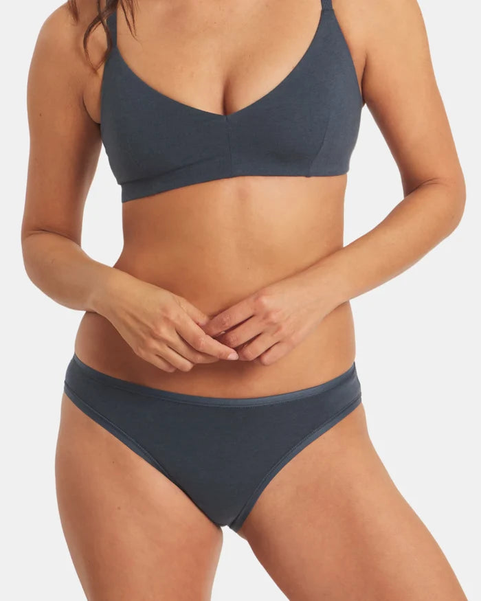 Jess is 5’7”, hips 35”, waist 26”, chest 32A and wearing a size XS.